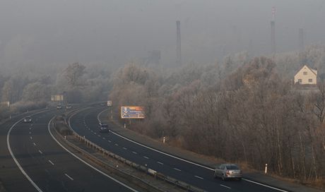 Pohled od silnice mezi Ostravou a Havíovem, v pozadí zahalená hu