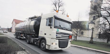 Objídka pro nákladní dopravu kvli oprav silnice mezi Bysticí pod Hostýnem a Valaským Meziíím pole desítky kamion a cisteren velkoskladu pohonných hmot do vesnic na Hranicku. Ilustraní snímek