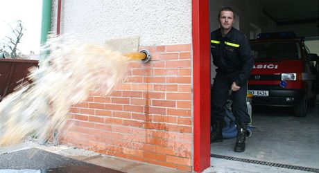 Hydrant hasi v Olenici v Orlických horách, který nezamrzá.