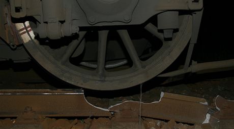 Vykolejená lokomotiva u Rosic nad Labem (17. listopadu 2011)
