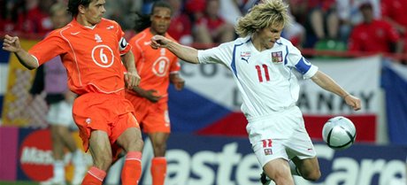 Pavel Nedvd proti Nizozemc na Euru 2004. V následné kvalifikaci o MS 2006 vak chybl a tým stejnému soupei podlehl.