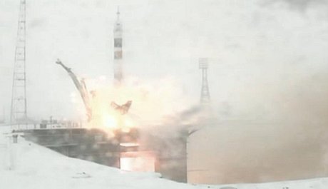 Vzhru do mlhy! Start Sojuzu TMA-22 k ISS v pondlní ráno naeho asu