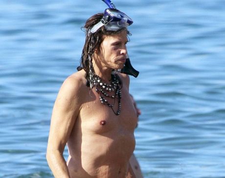 Steven Tyler se na Havaji potpl, surfoval i pdloval.
