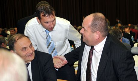 Generální editel fotbalového Hradce Králové Richard Jukl ( uprosted) blahopeje Miroslavu Peltovi ke zvolení pedsedou eské fotbalové unie.