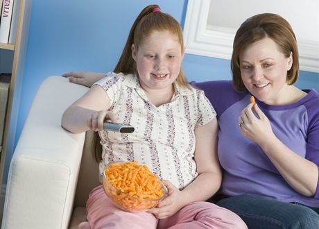 Obézní dti si své patné návyky vtinou pináejí od svých rodi (ilustraní snímek)