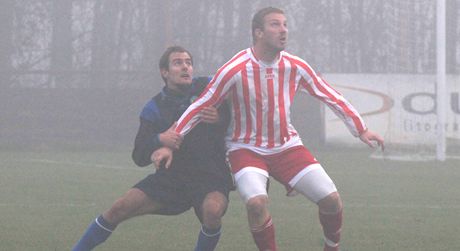 Petr Mikolanda (vpravo) v dresu Záp v zápase s Meteorem.