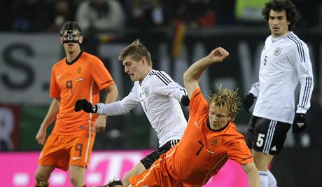 Nizozemský fotbalista Dirk Kuyt padá po souboji s nmeckým reprezentantem Tonim