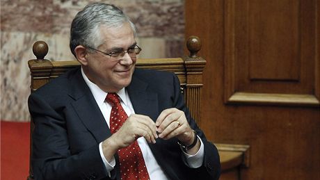 ecký premiér Lukas Papadimos ml dvod k úsmvu, jeho vláda dostala dvru. (16. listopadu 2011)