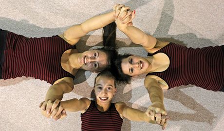 Trojice eských akrobatických gymnastek. Petra Filsaková (vpravo), Eva Tokoová