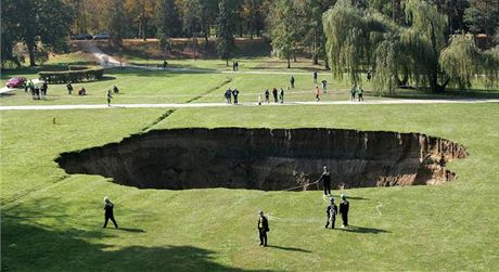 Nechvaln známým "kráterem" je ten, který zpsobil propad nad tunelem Blanka v íjnu 2008.