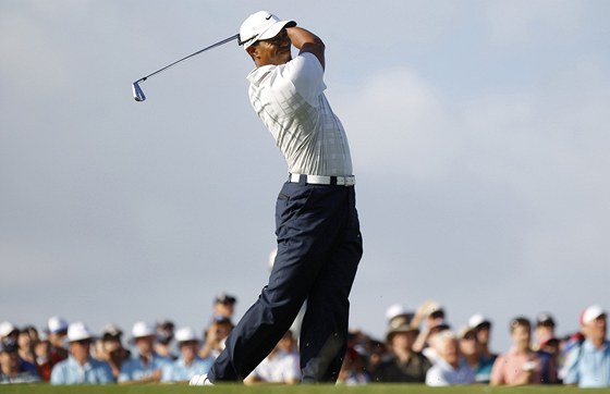 PROLOMÍ SMLU? Tiger Woods je na turnaji v Thousand Oaks zatím na prvním míst.