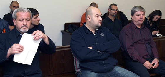 Obalovaní bývalí policisté Pavol Jana a Zdenk Vaha spolu s podnikatelem Lukem Tmou (uprosted) na lavici obalovaných u plzeského soudu