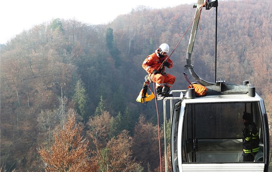 Hasii z Brna, Blanska i Znojma zachraovali turisty uvízlé v lanovce nad