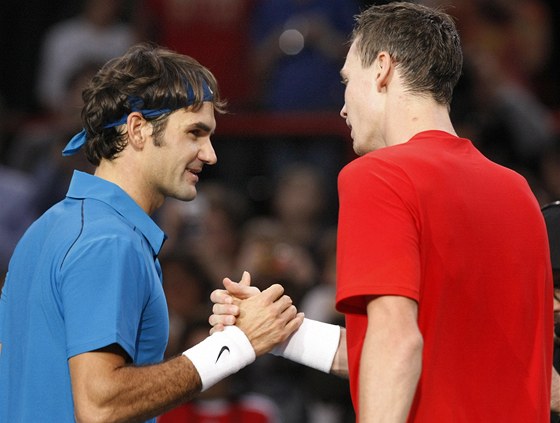 BYLS LEPÍ. Tomá Berdych (vpravo) gratuluje Rogeru Federerovi po prohraném