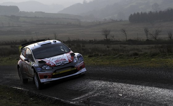 eský jezdec Martin Prokop s Fordem na trati Britské rallye. 