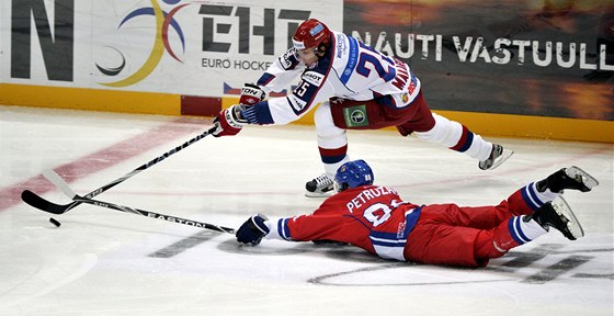 RYBIKA. eský útoník Jakub Petruálek skáe za pukem, aby zastavil slibný