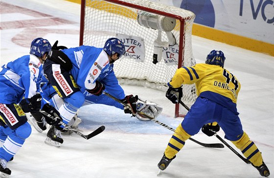 védský útoník Niclas Danielsson stílí branku v utkání s Finskem. 