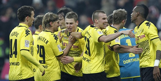 ZVLÁDLI JSME TO. Fotbalisté Dortmundu slaví výhru nad mnichovským Bayernem.