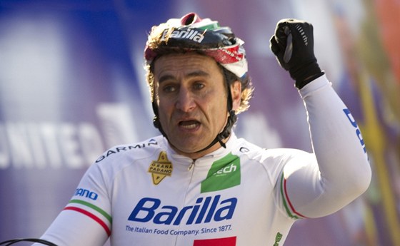 Alex Zanardi ovládl kategorii handbik v Newyorském maratonu