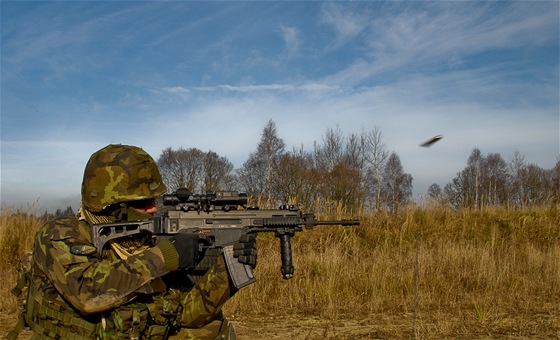 Čeští vojáci cvičí s novou útočnou puškou CZ 805 BREN