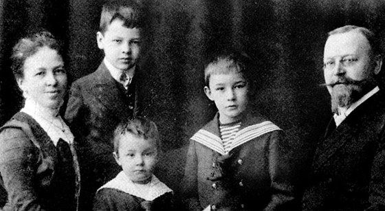 Rodinný portrét: Anna a Gebhard Himmlerovi se svými temi syny