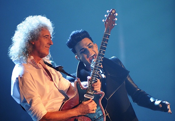 Brian May se zpěvákem Adamem Lambertem na galavečeru MTV v Belfastu roku 2011.