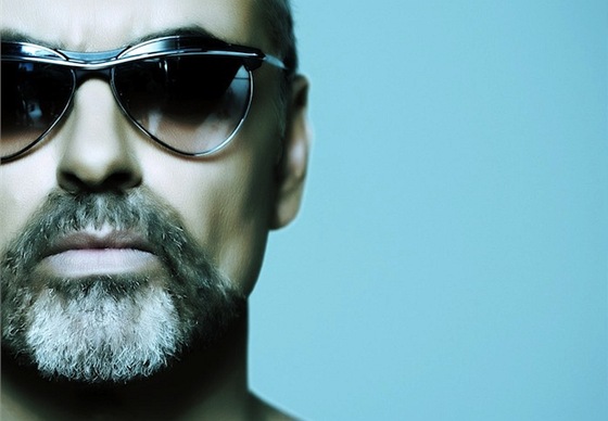 Zpvák George MIchael se letos v esku zastavil hned dvakrát. Svj program Symphonica nejprve uvedl v sprnu ve Státní opee Praha, poté se v listopadu vrátil do O2 areny.