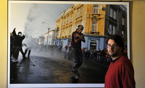 Fotoreportér Reflexu Stanislav Krupa pózuje u svého snímku, který získal titul