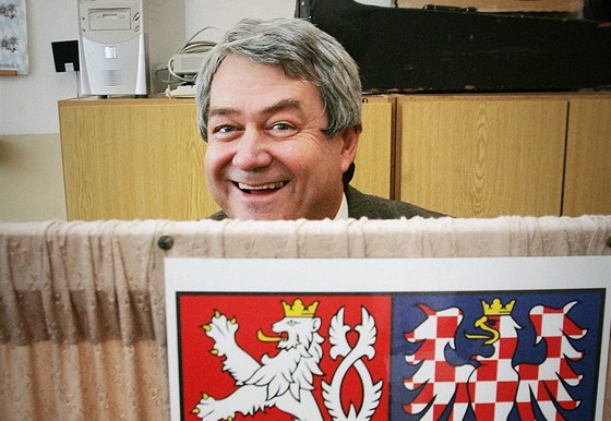 Pedseda KSM Vojtch Filip u voleb v eských Budjovicích. (15. íjna 2010)