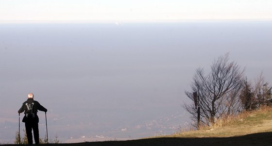Pohled z beskydské Lysé hory do kotliny v době smogové inverze.