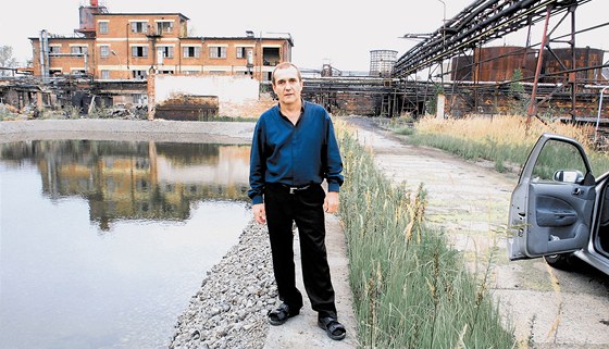 Na archivním snímku z roku 2003 stojí bývalý majitel chemiky Vítzslav Vlek