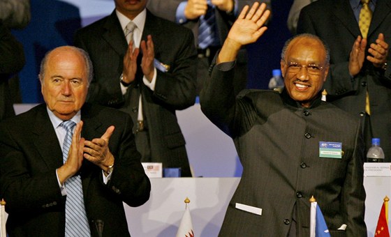 BÝVALÍ SPOJENCI. Prezident Mezinárodní fotbalové federace Sepp Blatter (vlevo)
