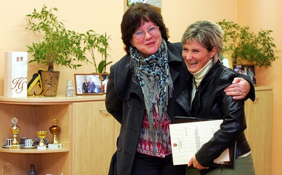 Dchodkyn Kvtoslava Hemanová (vlevo) ztratila na ulici peníze. Irena Nagyová