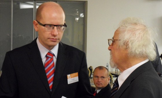 P�edseda �SSD Bohuslav Sobotka a �estn� p�edseda Valtr Kom�rek