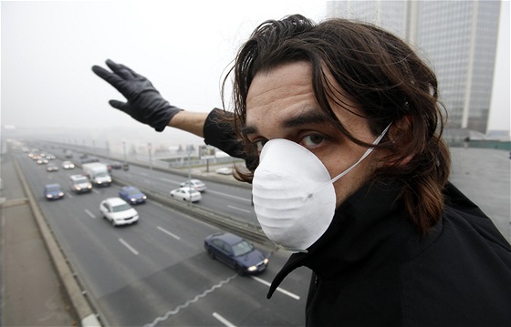 Happening Smogový dýchánek v Praze, jeho úastníci vyvsili velký transparent nad magistrálou ped Nuselským mostem. (15. listopadu 2011)