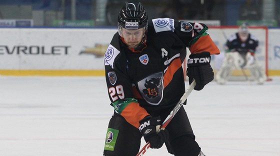 HVZDA. eský obránce Popradu Karel Pila byl vybrán ruskými novinái do Utkání hvzd KHL.