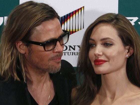 Brad Pitt a Angelina Jolie na premiée filmu Moneyball v Japonsku