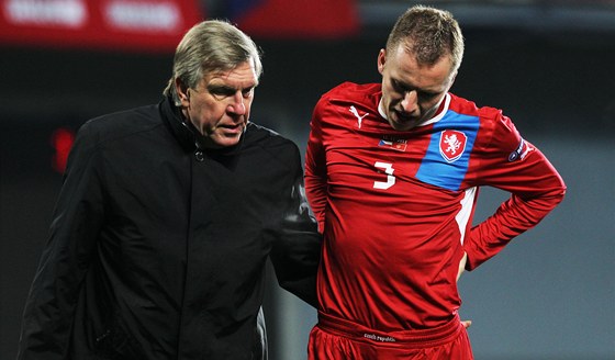 Léka eské reprezentace Petr Krejí pomáhá zrannému Michalu Kadlecovi.
