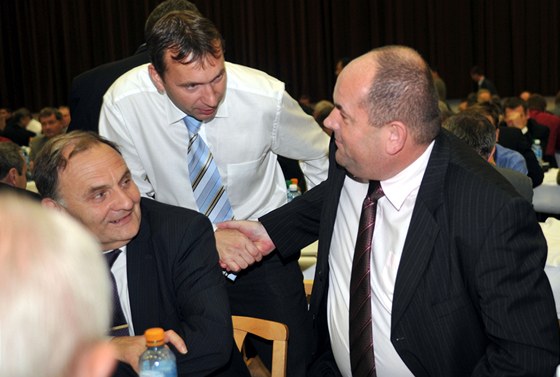 Miroslav Pelta práv pijímá gratulace ke zvolení pedsedy eského fotbalu v listopadu 2011. Bude zvolen znovu?