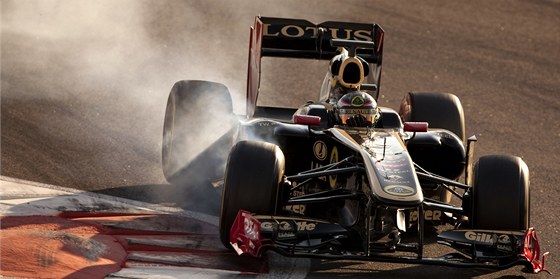 Jan Charouz pi testech v Abú Zabí s vozem Renault.