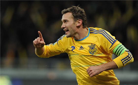 Ukrajinský kapitán Andrej evenko slaví gól svého týmu.
