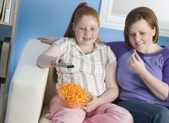 Obézní dti si své patné návyky vtinou pináejí od svých rodi (ilustraní snímek)