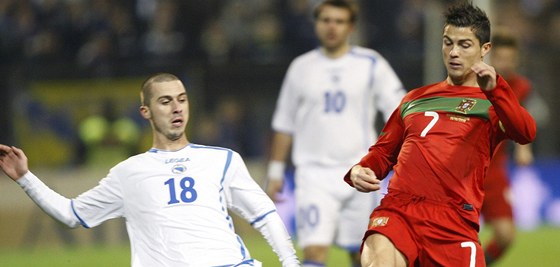 Portugalská hvzda Cristiano Ronaldo (vpravo) v souboji s Bosanem Harisem