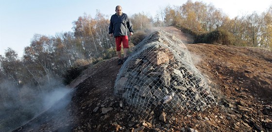 Kamenný val, který chrání turisty na hald Ema ped jedovatými plyny.