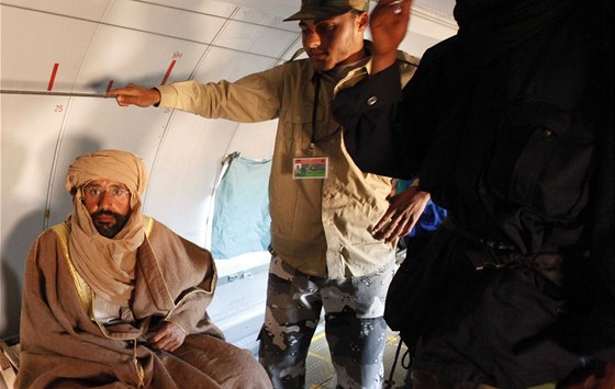 Syn Muammara Kaddáfího Sajf Islám sedí v letadle na letitní ploe v Ziltánu,
