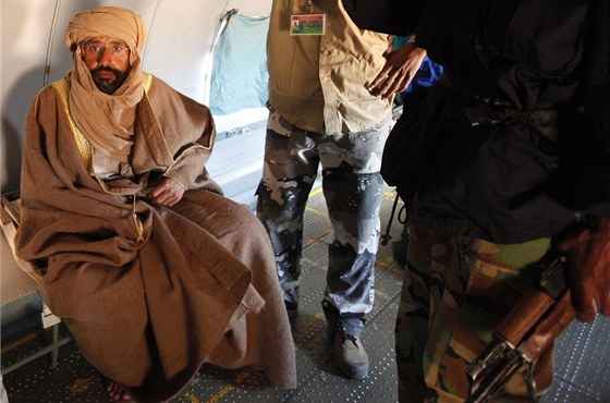 Sajf Islám v zajetí povstalc na cest do Zintánu (19. listopadu 2011)