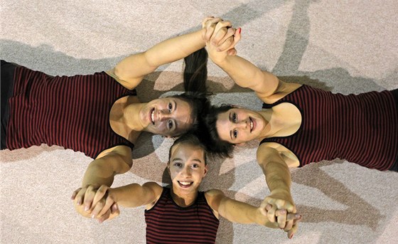 Trojice eských akrobatických gymnastek. Petra Filsaková (vpravo), Eva Tokoová