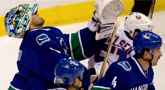 NEVIDÍM. Roberto Luongo z Vancouveru patí podle samotných hrá k nejvíc peceovaným v NHL