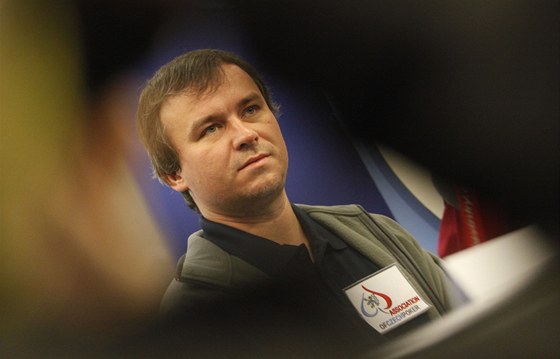 ZADUMANÝ. Pokerový hrá Martin Staszko na tiskové konferenci.