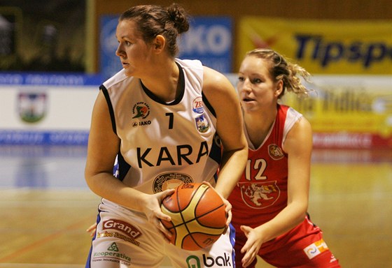 Trutnovská basketbalistka Gabriela Mervínská drí mí ped Klárou Rosenbaumovou